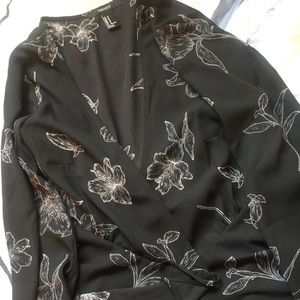 Detailed Black/White Wrap Top